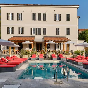 Dolphin Hotel